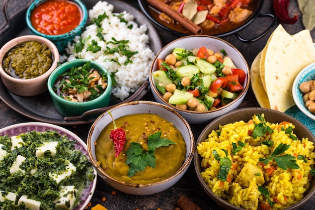 Różne tradycyjne indyjskie jedzenie