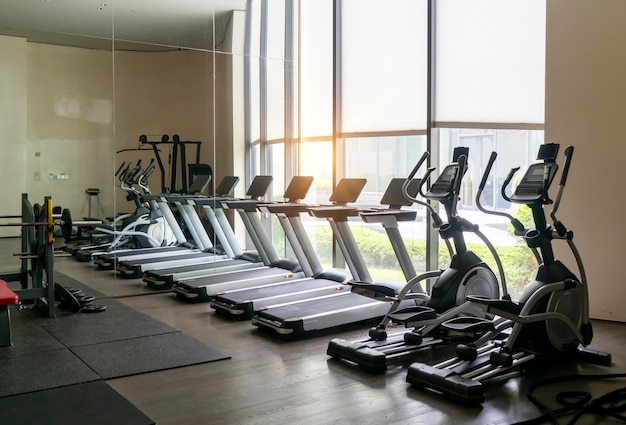 Różne urządzenia fitness w klubie fitness