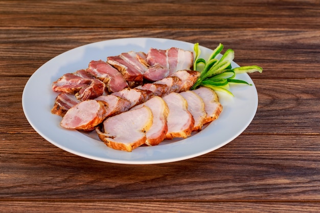 Różne wędliny - szynka, kiełbasa, salami, parma, prosciutto, boczek