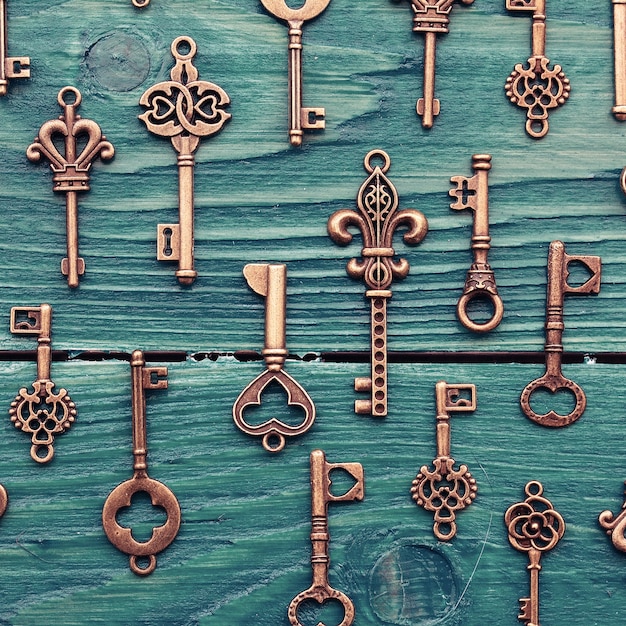 Zdjęcie różne zabytkowe klucze na drewnianej powierzchni