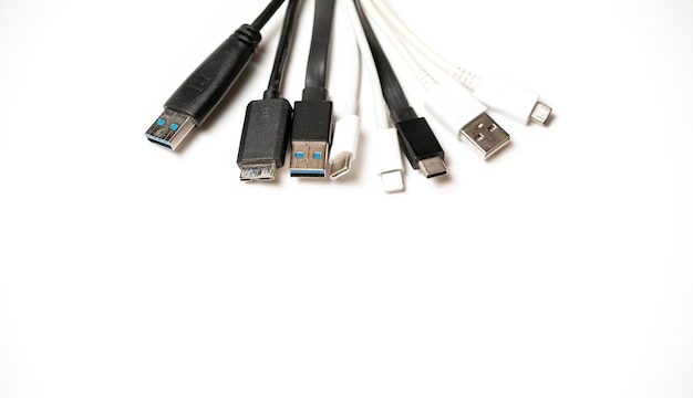 Różne zbliżenie połączeń USB na białym tle