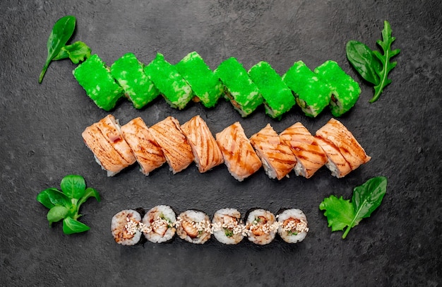 Różne zestawy sushi nigiri i rolki sushi na kamiennym tle