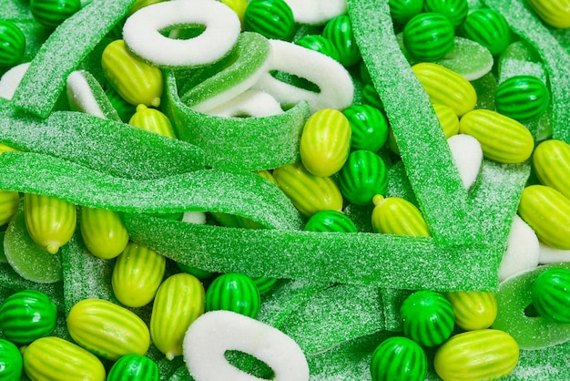 Różne zielone gumowate cukierki tło. Widok z góry. Słodycze galaretkowe.