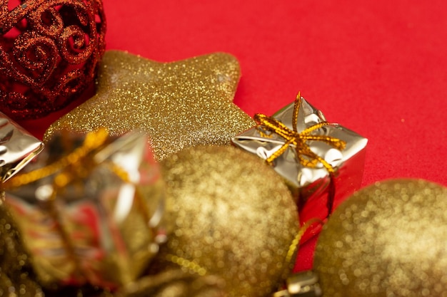 Zdjęcie różne złote ozdoby świąteczne na czerwonym tle