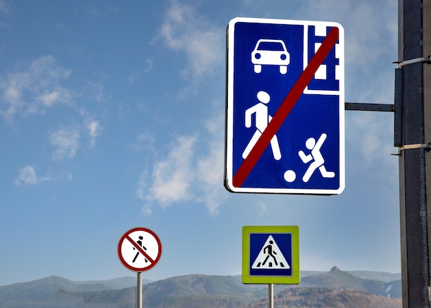 Różne znaki drogowe na końcu dzielnicy mieszkalnej przejście dla pieszych ruch pieszych jest zabroniony