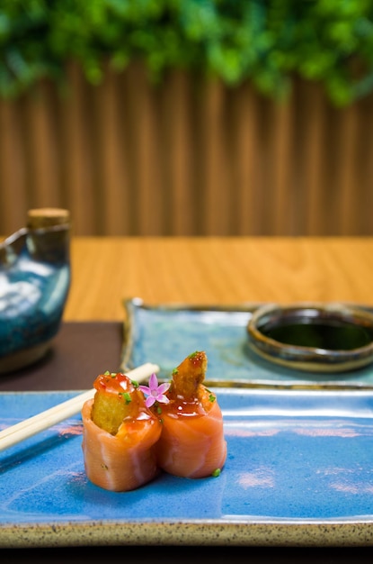Różni się japońskie sushi na eleganckim niebieskim talerzu