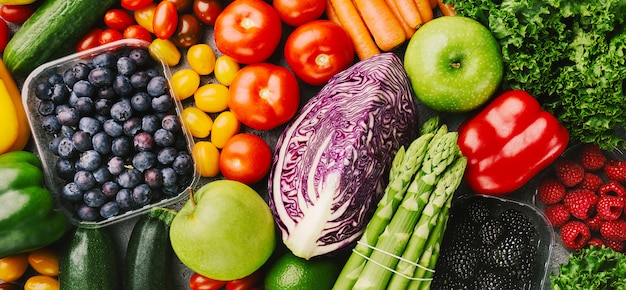Zdjęcie różni smakowici warzywa na szorstkim tle