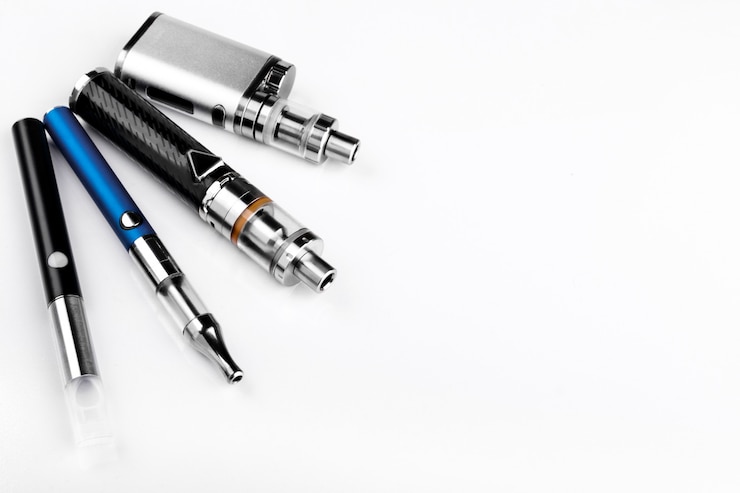 Zdjęcie różni typ vaping przyrząda na białym tle
