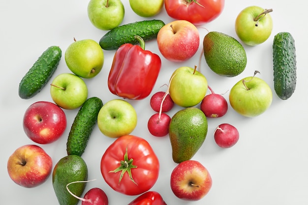 Różni warzywa i owoc odizolowywający.