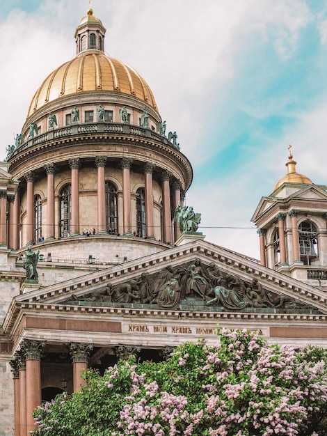 Różnobarwne gałęzie bzu na tle kopuły katedry św. Izaaka w Petersburgu