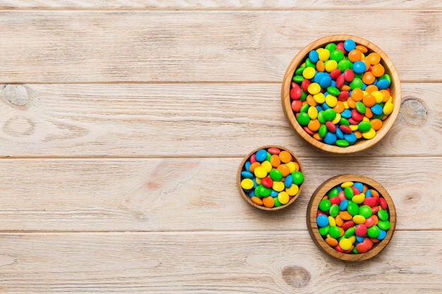 Różnokolorowe okrągłe cukierki w misce i słoikach Widok z góry dużej różnorodności słodyczy i cukierków z miejsca na kopię
