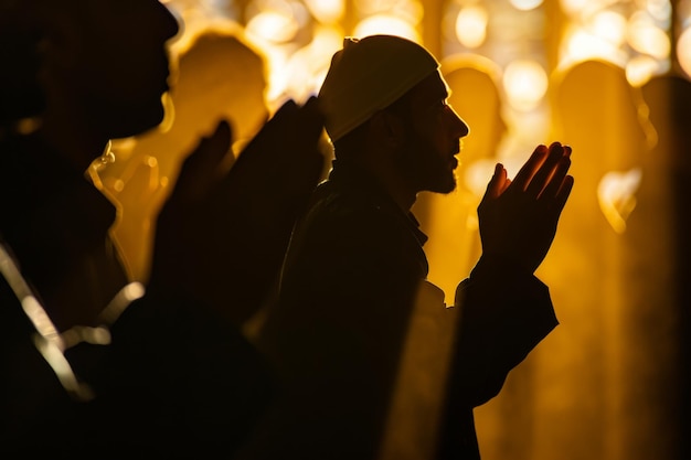Zdjęcie różnorodna grupa osób stojących obok siebie tworząca zjednoczony front sylwetki osób w modlitwie tworzące poczucie jedności i oddania ai generowane