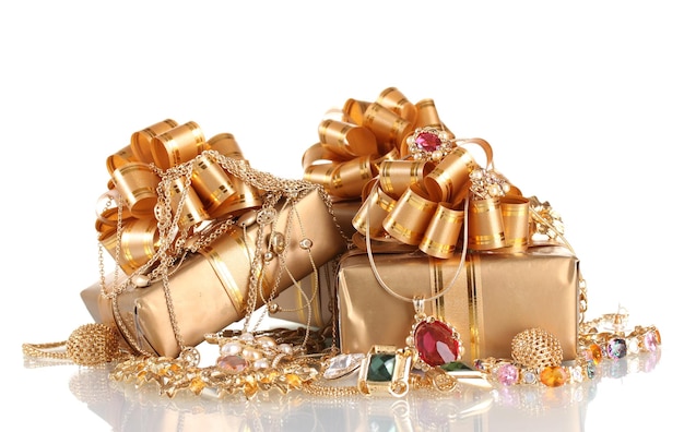 Zdjęcie różnorodna złota biżuteria i prezenty na białym tle