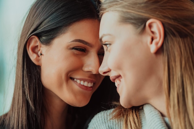 Różnorodne dziewczyny przytulają się do pary lesbijek. Portret z bliska. Stylowe, fajne pokolenie z zakochanych kobiet, które umawiają się na randki, cieszą się romantycznymi związkami. Koncepcja LGBTQ.