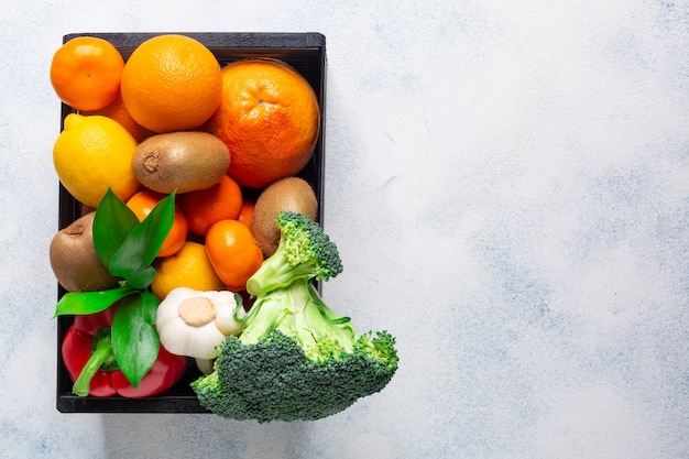 Różnorodne Produkty, Warzywa I Owoce W Celu Utrzymania Odporności W Czarnym Pudełku Na Białym Tle. Skopiuj Miejsce