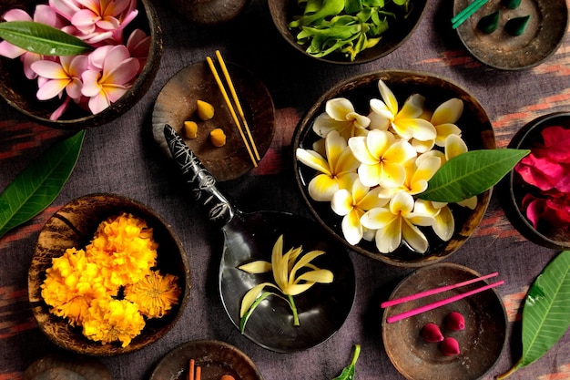 Zdjęcie różnorodne rodzaje żywności, w tym kwiaty orchidei i inne składniki