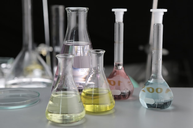 różnorodne wyroby ze szkła w laboratorium