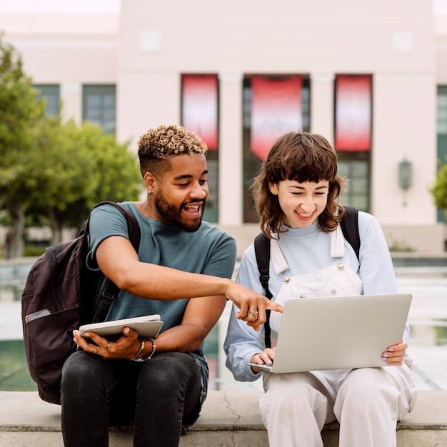 Różnorodni Studenci Studiujący Razem Na Kampusie Uniwersyteckim