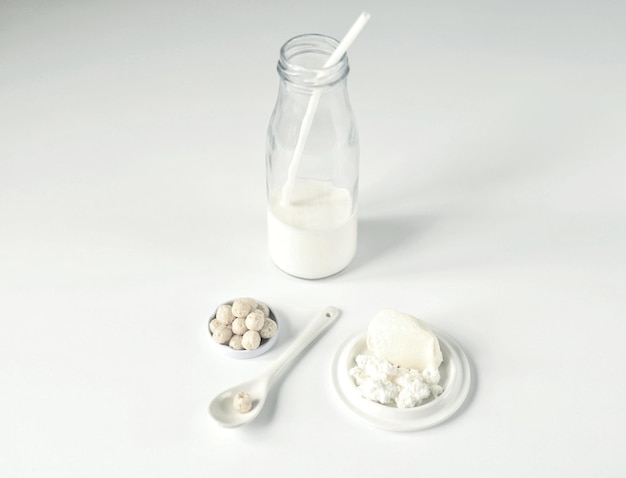 Różnorodność Białych Produktów Do Przygotowania Pysznego I Zdrowego śniadania Na Białym Tle