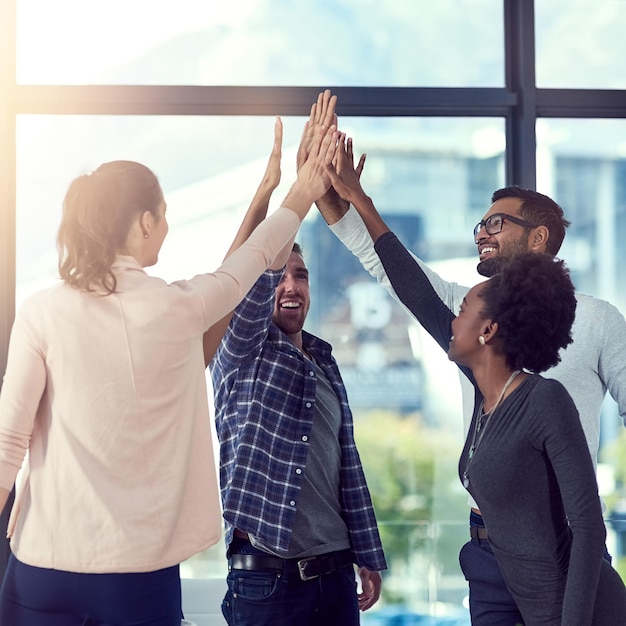 Różnorodność high five i ręce razem w biurze dla wsparcia korporacyjnego współpraca i planowanie firmy Ludzie biznesu zaufanie i solidarność w kręgu dla wspólnotowej pracy zespołowej i świętowania