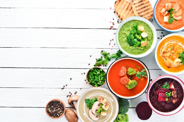 Różnorodność kolorowych zup kremowych z warzywami Koncepcja zdrowego odżywiania lub wegetariańskiego jedzenia Widok z góry Darmowe miejsce na kopię