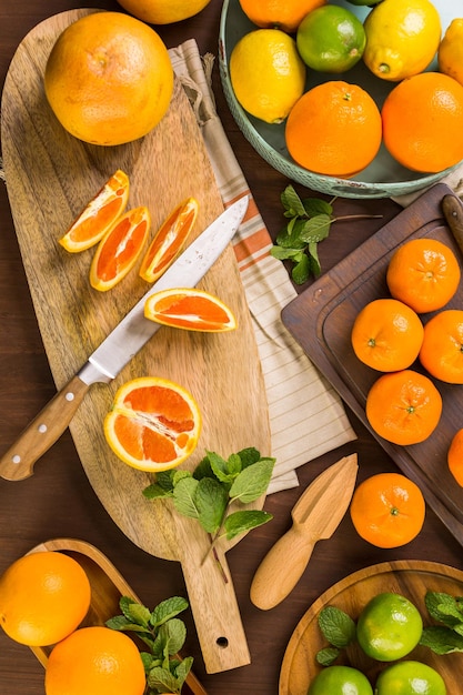 Różnorodność owoców cytrusowych, w tym cytryny, linie, grejpfruty i pomarańcze.
