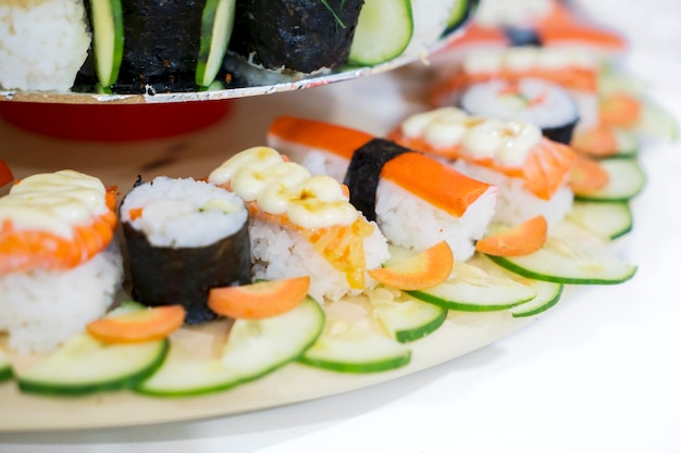 Różnorodność pysznych japońskich sushi
