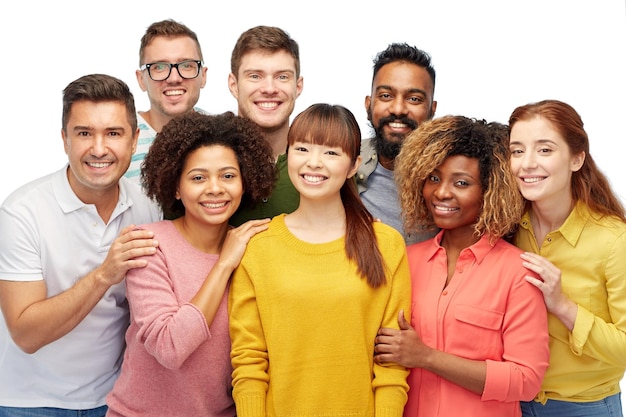różnorodność, rasa, etniczność i koncepcja ludzi - międzynarodowa grupa szczęśliwych uśmiechniętych mężczyzn i kobiet nad białym