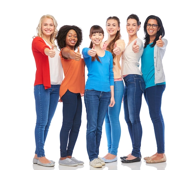 Zdjęcie różnorodność, rasa, etniczność i koncepcja ludzi - międzynarodowa grupa szczęśliwych uśmiechniętych różnych kobiet nad białymi pokazującymi kciuki w górę