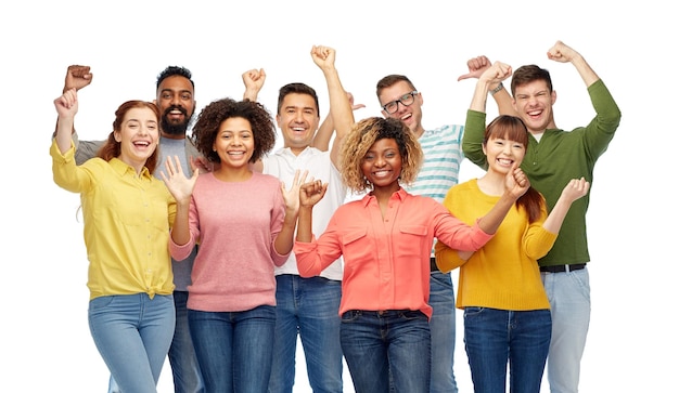 Zdjęcie różnorodność, rasa, etniczność, sukces i koncepcja ludzi - międzynarodowa grupa szczęśliwych uśmiechniętych mężczyzn i kobiet świętujących zwycięstwo nad białymi