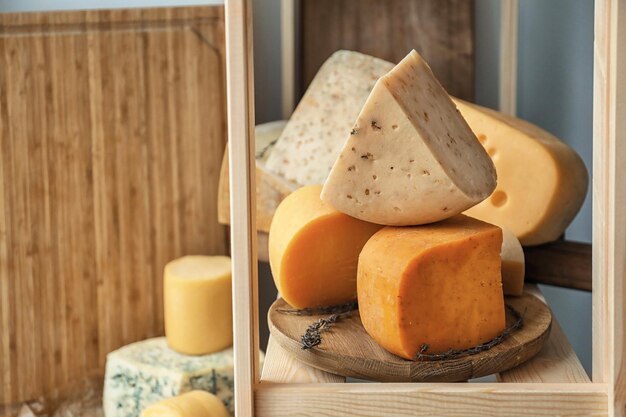 Różnorodność sera na stojaku do przechowywania