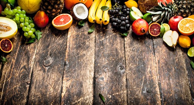 Różnorodność świeżych owoców. Na drewnianym stole.