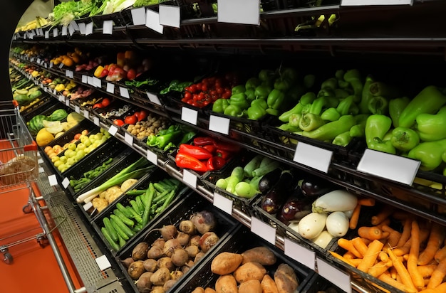 Różnorodność świeżych warzyw w supermarkecie