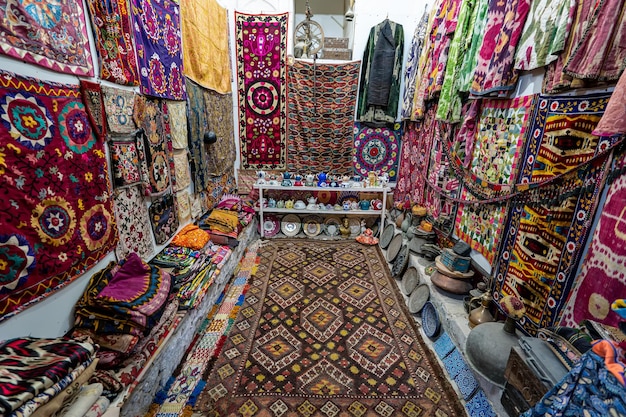 Różnorodność wspaniałych orientalnych dywanów w tradycyjnym sklepie z dywanami na Bliskim Wschodzie Stos pięknych ręcznie robionych dywanów na tradycyjnym bazarze na Bliskim Wschodzie Uzbeckie kolorowe dywany zbliżenie