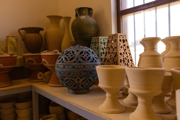 Różnorodność wyrobów ceramicznych w sklepie ceramicznym w Manama Bahrain