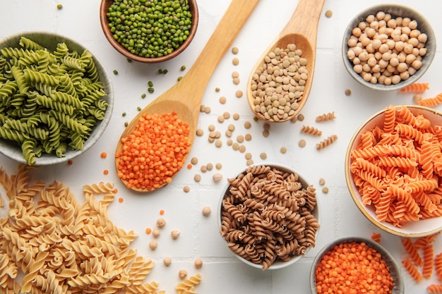 Różnorodny makaron fusilli z różnych rodzajów roślin strączkowych Makaron bezglutenowy