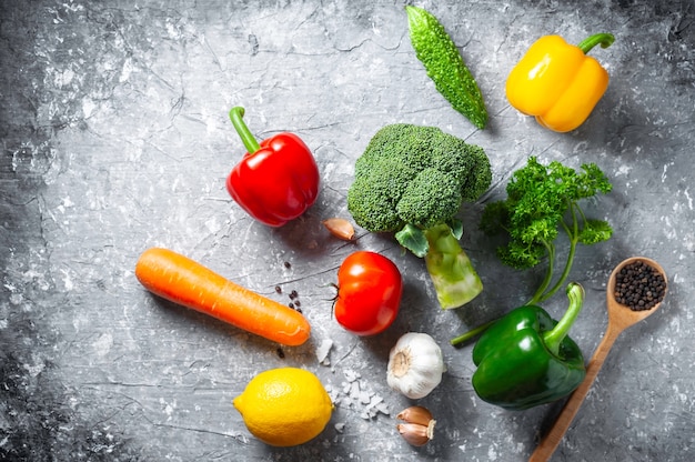 Różnorodnych świeżych Warzyw Organicznie Jedzenie Dla Zdrowego Na Nieociosanym Tle