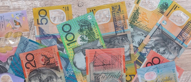 różny kolor aud banknoty australijskiego dolara jako tło finansowe Koncepcja finansowania oszczędnościowego