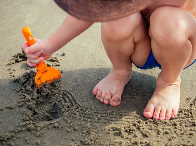 Rozochocona Chłopiec Bawić Się Na Plaży W Piasku