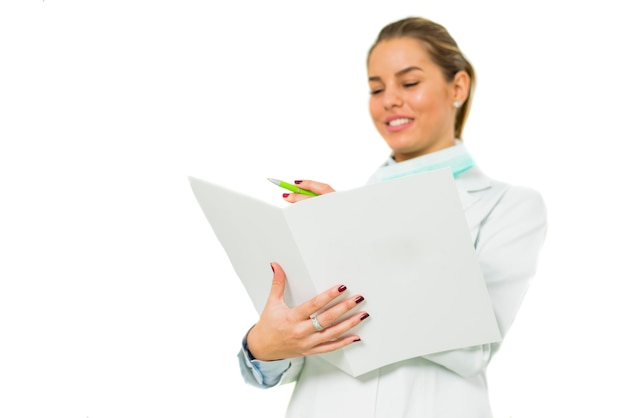 Rozochocona kobiety lekarka z dokumentami, odizolowywającymi nad białym tłem