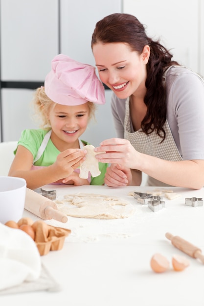Rozochocona matka i córka robi ciastkom w formie mężczyzna