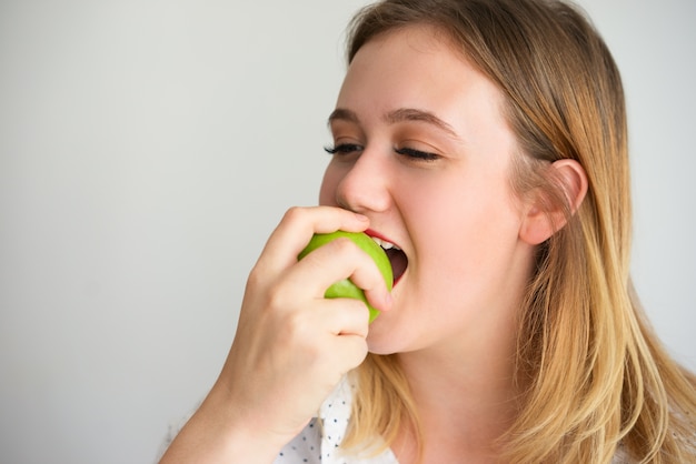 Rozochocona Młoda Kobieta Cieszy Się Smak Zielony Jabłko