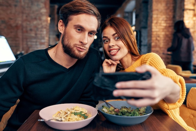 Rozochocona młoda para restauracja rozrywka rozrywka komunikacja