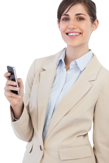 Rozochocony bizneswoman pozuje z telefonem na prawej ręce