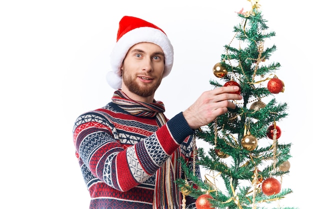 Rozochocony mężczyzna w noworocznym ubraniu dekoraci bożych narodzeniach studiu pozowanie Zdjęcie wysokiej jakości