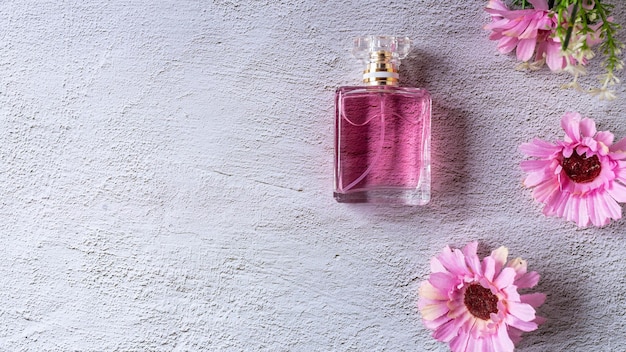 Różowa butelka perfum w różowe kwiaty