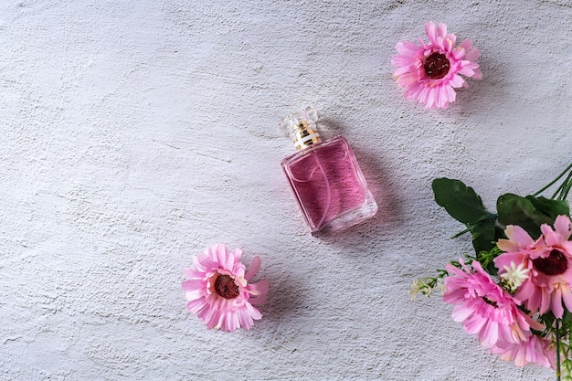 Różowa butelka perfum w różowe kwiaty