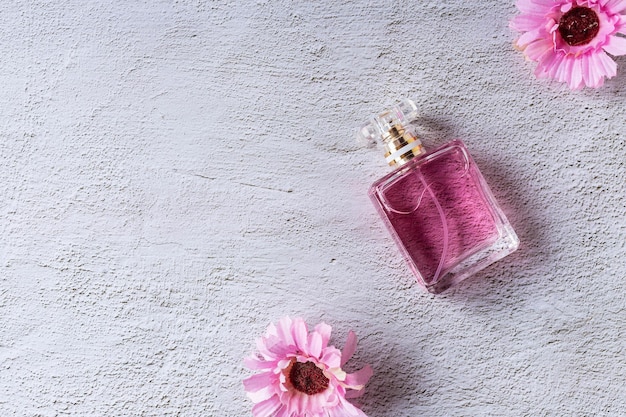 Różowa butelka perfum z różowymi kwiatami