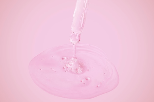 Różowa butelka płynu z białą etykietą z napisem „różowy”.