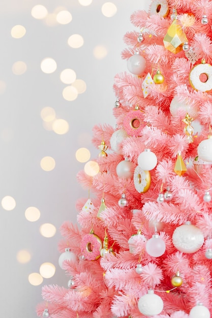 Różowa choinka i ozdoby świąteczne w kolorze białym i złotym. Boże Narodzenie tło. Szczęśliwego nowego roku i Boże Narodzenie koncepcja Boże Narodzenie.